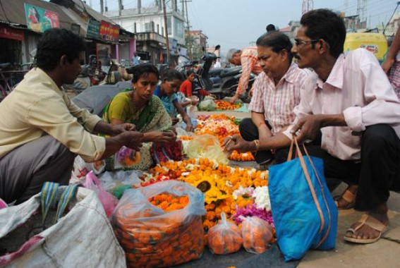 Footpath vendors continue to encroach City streets; AMC sleeps Footpath vendors continue to encroach City streets; AMC sleeps